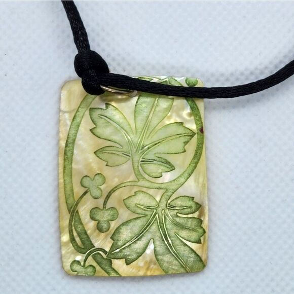 🔺️Green Etched & Painted Leaf Print Seashell Pendant Necklace - Picture 4 of 5